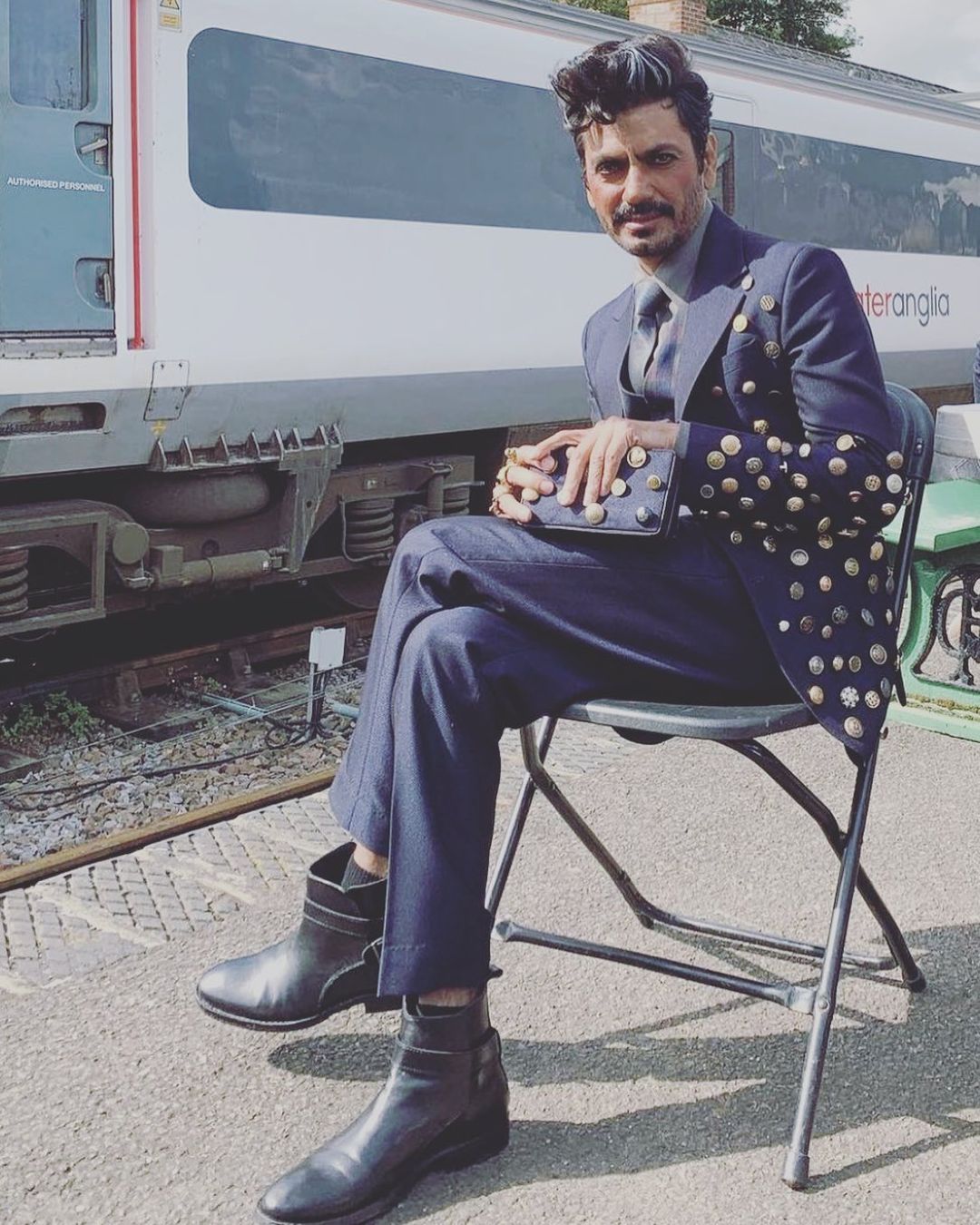 नवाज़ुद्दीन नें इससे पहले 'हीरोपंती 2' में 'लैला' का एक अनोखा किरदार निभाया था, एक्टर अपनी फिल्म 'हड्डी' में एक ट्रांस-महिला के रूप में नजर आएंगे।नवाजुद्दीन अपने रोल को पूरी तरह से जीने के लिए हर कोशिश कर देते हैं, चाहें उन्हें फिर एक जगह पर कई घंटो तक ही क्यो न बैठना पड़े।