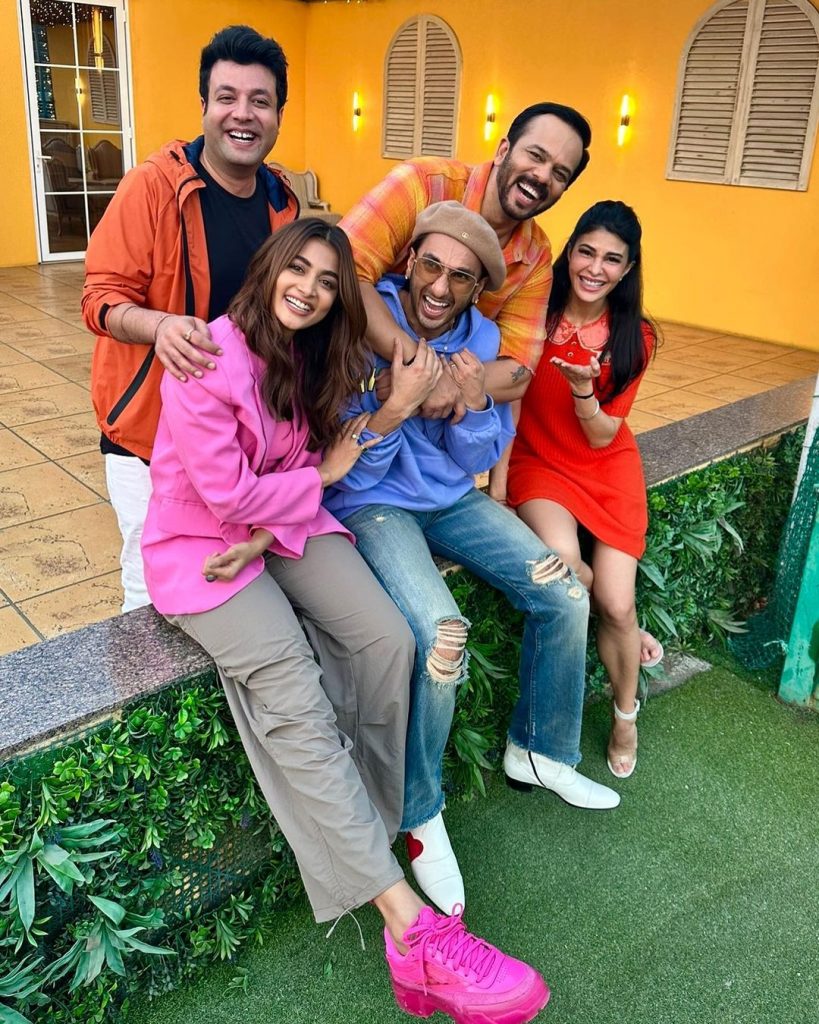 इस फिल्म में उन्हें रणवीर सिंह के साथ लीड एक्ट्रेस के तौर पर देखा जा रहा है, इसके बाद जैकलीन फिल्म 'क्रैक' में भी नजर आएंगी।