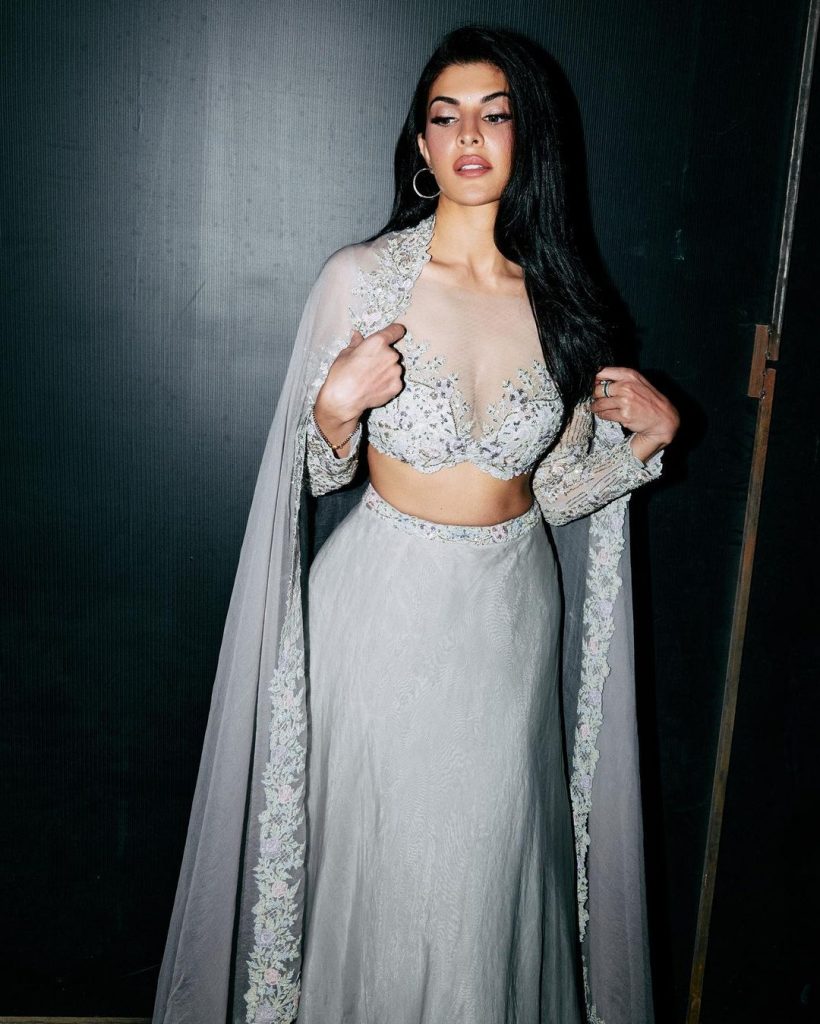 इन फोटोज में एक्ट्रेस की अदाओं से नजरें हटाना मुश्किलें हो गया हैं, फैंस ने उनकी तारीफें करते हुए खूब कमेंट्स किए हैं।