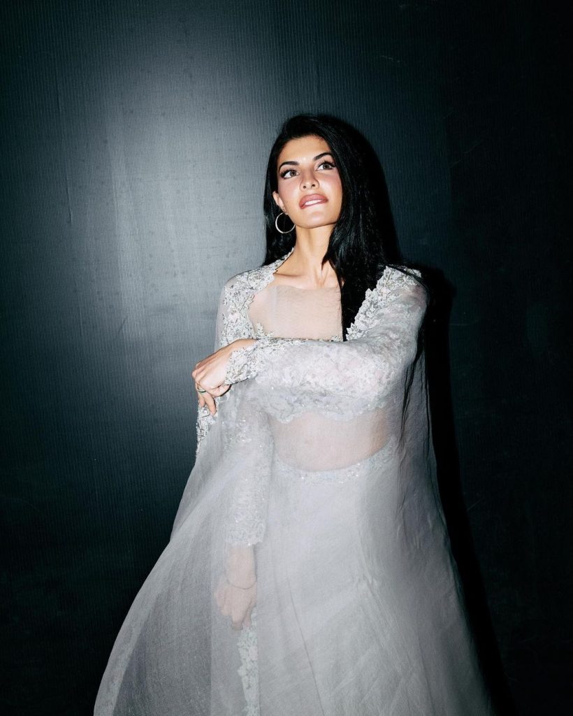 Jacqueline Fernandez New look: बॉलीवुड एक्ट्रेस जैकलीन फर्नांडिज अपने अब तक के करियर में कई फिल्मों में कई अलग-अलग तरह के किरदारों को पर्दे पर उतार चुकी हैं।