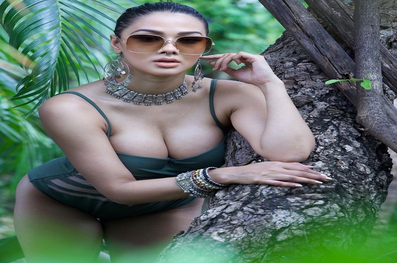 भोजपुरी की इस हसीना ने मोनोकिनी में भारी गहने पहन इंटरनेट का पारा किया हाई, तस्वीरें देखकर आहें भरने लगे फैंस