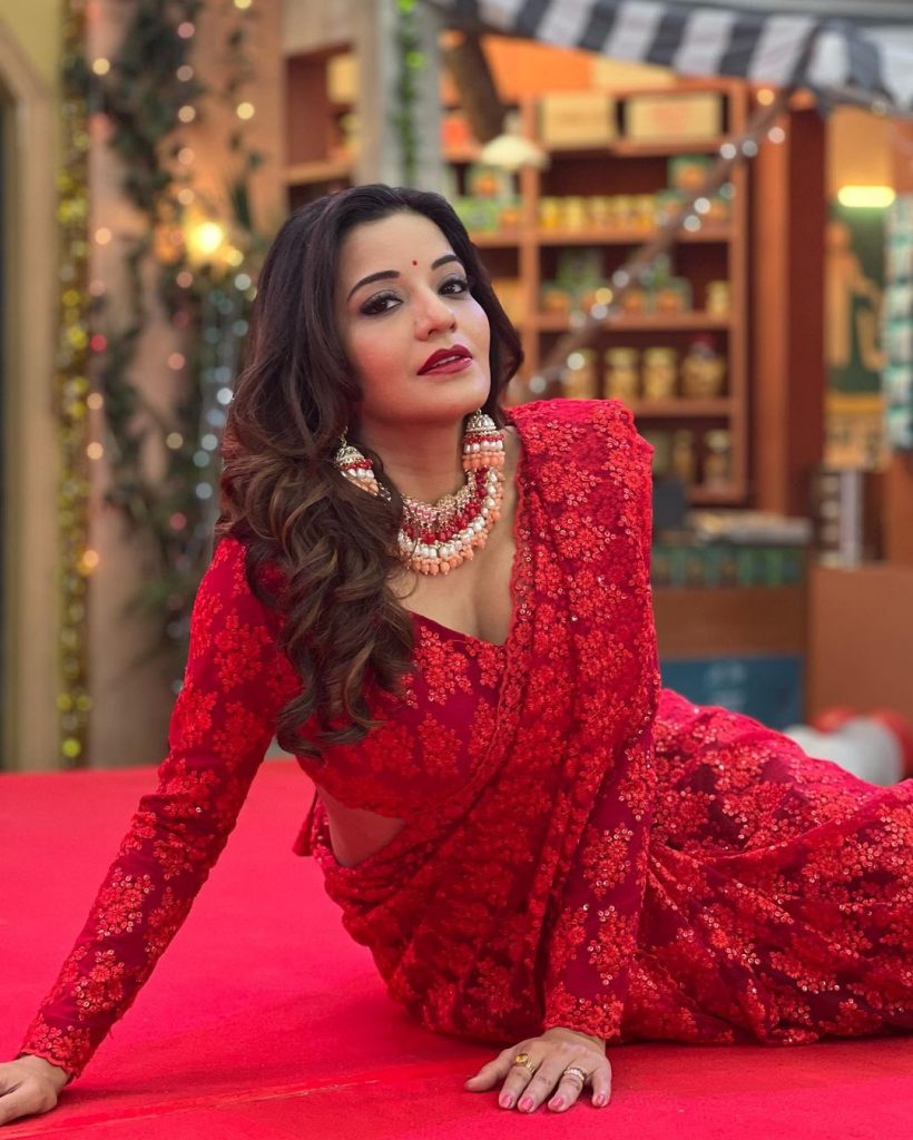Monalisa in Red Saree: भोजपुरी एक्ट्रेस मोनालिसा ने बोल्डनेस के तड़के के बाद अपना 'संस्कारी बहू' वाला अंदाज दिखाया है।