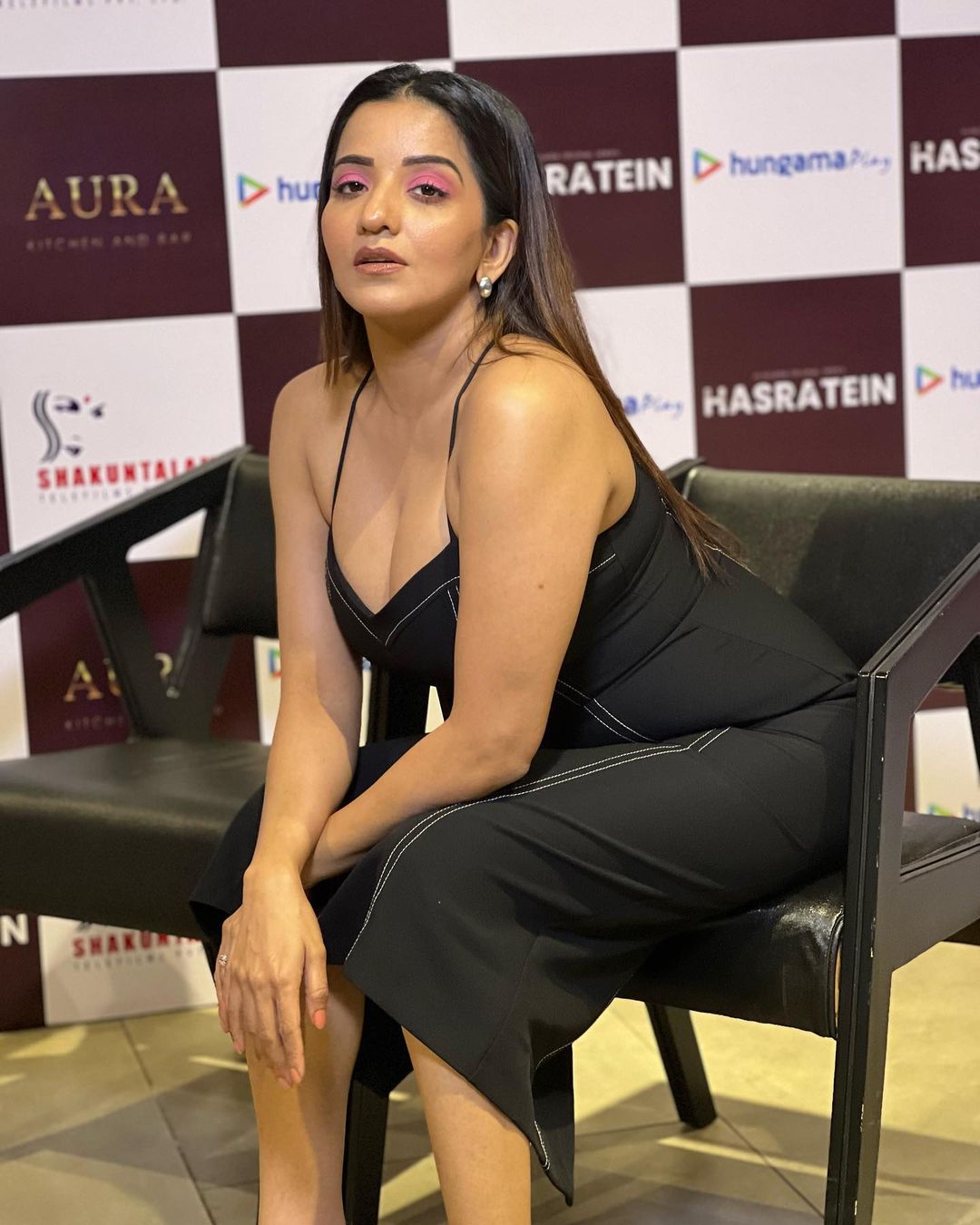 एक्ट्रेस मोनालिसा ने इन तस्वीरों में ब्लैक कलर की डेनिम बॉडीफिट आउटफिट पहना हुआ है जिसमें वो बेहद ही गॉर्जियस लग रही हैं।