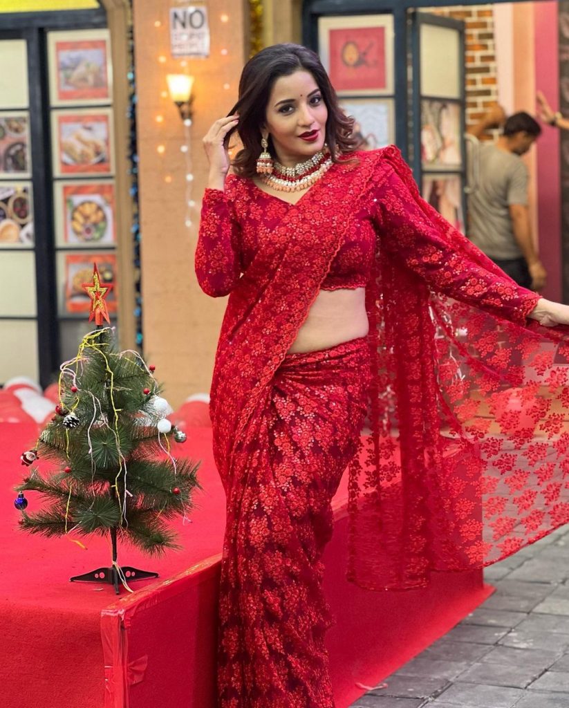 रेड साड़ी में एक्ट्रेस ने लेटेस्ट फोटोज को इंस्टाग्राम पर शेयर किया है, जिसे देखकर तो किसी की भी निगाहें थम जाएंगी। इसमें वो रेड कलर की जालीदार साड़ी में अपनी कातिल अदाएं दिखा रही हैं। इसके साथ ही उनके पोज तो महफिल ही लूट रहे हैं।