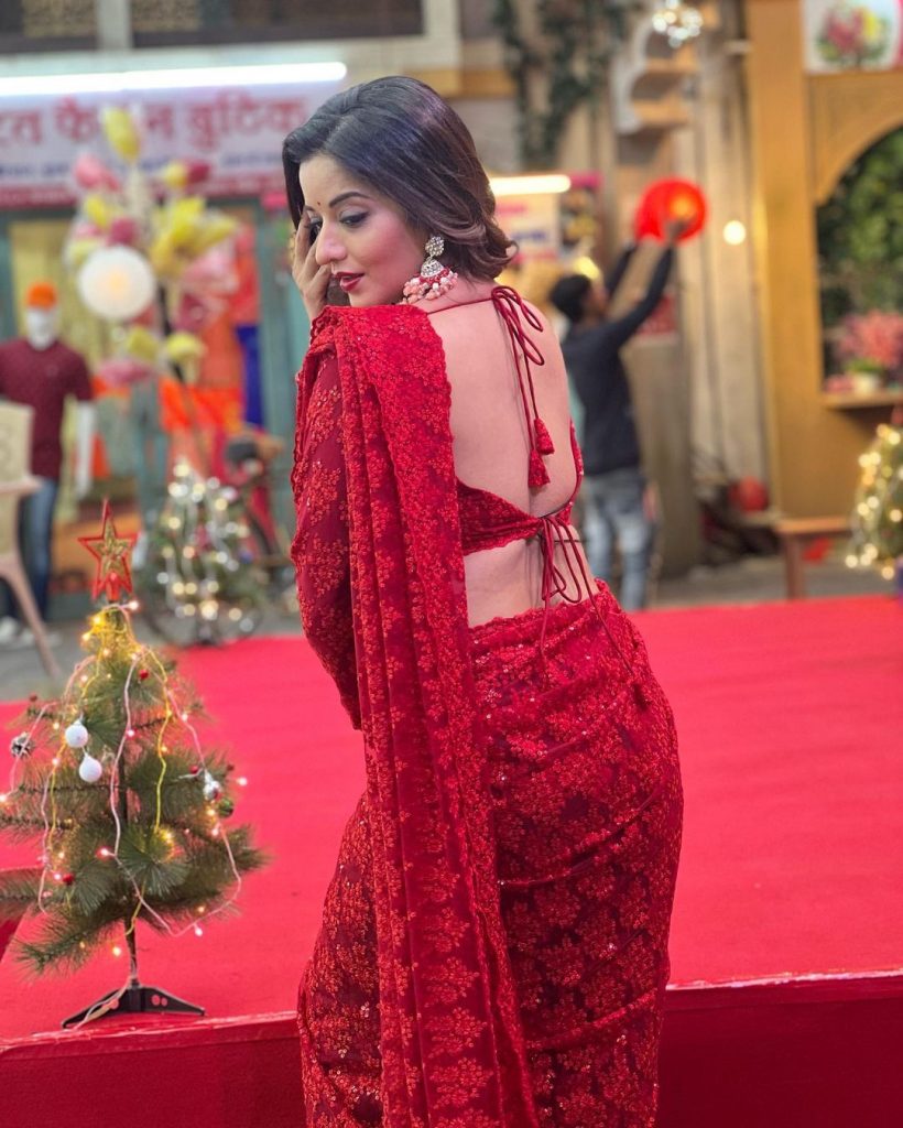 भोजपुरी एक्ट्रेस ने तस्वीरों को शेयर करने के साथ ही लिखा, 'क्रिसमस वाइब्स'. उनकी पोस्ट से एक बात तो जाहिर है कि वो क्रिसमस सेलिब्रेशन मोड में हैं। एक्ट्रेस का पोज देना तो उनकी खूबसूरती में चार चांद लगा रहा है. इसे देखकर तो किसी की भी धड़कनें बढ़ जाएंगी।