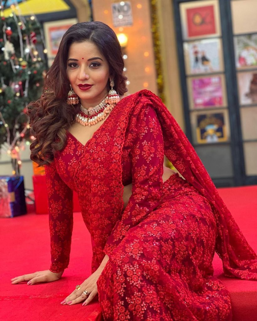 एक्ट्रेस ऐसा कोई भी मौक नहीं छोड़ती हैं जिसके जरिए वे ज्यादा से ज्यादा लोगों का ध्यान खींच सकें। मोनालिसा ने पर्दे पर तो बोल्ड सीन किए ही हैं, साथ ही वे असल जिंदगी में भी आए दिन ही अपनी बोल्ड पिक्चर्स शेयर करती रहती हैं। मोनालिसा के फैंस कमेंट्स में लिख रहे हैं कि उनके लुक ने तो मदहोश कर दिया है।