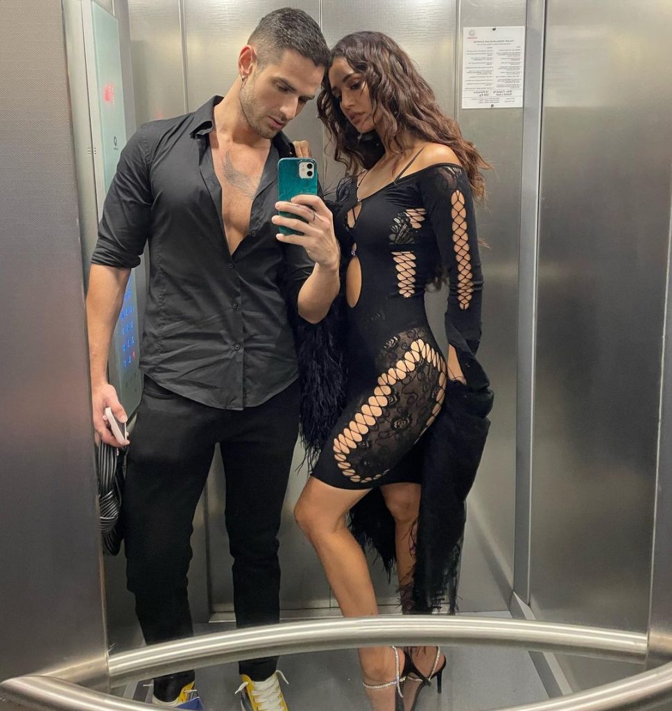 दिशा पाटनी ने अपने बालों को खुला रखा है और ब्लैक हील्स से अपने लुक को कंप्लीट किया है। खास बात यह है कि उन्हें अपने रुमर्ड बॉयफ्रेंड के साथ वाली सेल्फी भी शेयर की है।