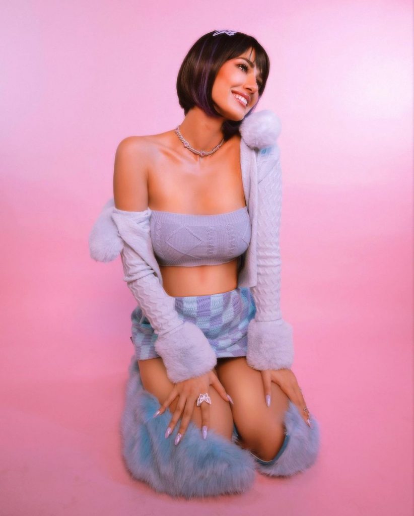 उन्होंने अपने इस लुक को न्यूड मेकअप और स्मोकी आईज से कंप्लीट किया है। इस फोटो में दिशा का हेयर स्टाइल भी काफी अलग दिख रहा है। उन्होंने इस फोटो के लिए बॉबकट हेयर स्टाइल रखा है। इस विंटर लुक में दिशा अलग और हॉट दिख रही हैं।