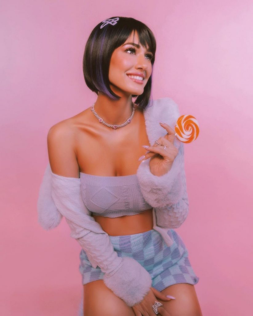 दिशा पाटनी सोशल मीडिया पर काफी एक्टिव रहती हैं। उनके इंस्टाग्राम पेज पर उनकी पर्सनल और प्रोफेशनल लाइफ की झलक देखने को मिलती रहती है। खासतौर पर दिशा अपने नए-नए लुक्स फैंस को दिखाती रहती हैं।