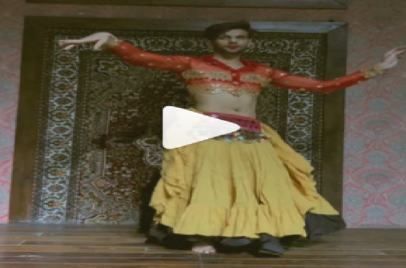 Boy belly dance Viral Video: “चोली के पीछे क्या है” गाने पर लड़के ने किया बेली डांस, वीडियो देख यूजर्स ने कहा ” भाई नोरा फतेही फेल”…देखें