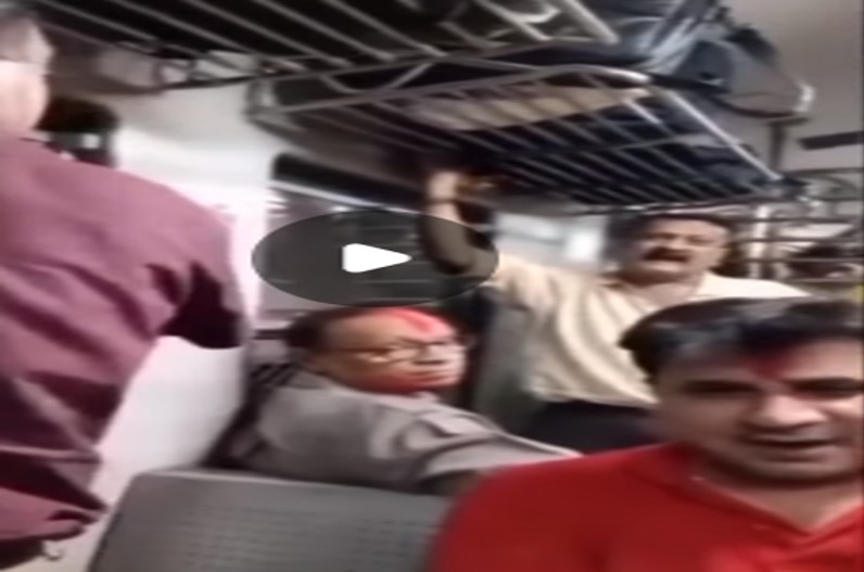 DO ghoont local train singing viral video