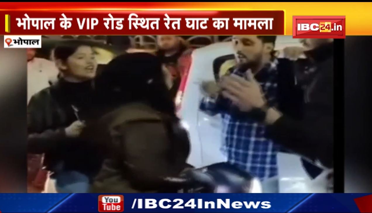 स्कूटी सवार दो युवतियों और कार चालक के बीच विवाद। राजधानी के VIP रोड का मामला