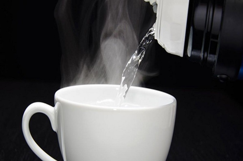 Drinking hot water again and again can be the cause of other diseases. Know this important thing
