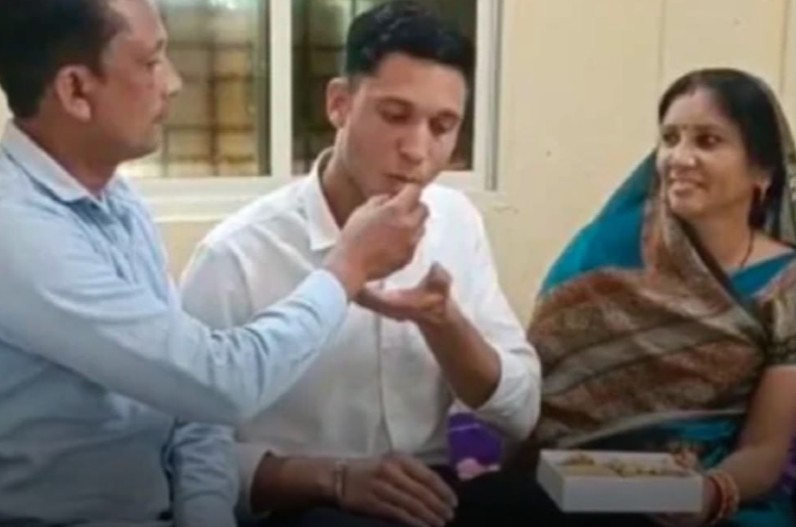 गोलगप्पे वाले का बेटा बना पायलट,वायुसेना में उड़ाएगा फाइटर जेट …जानें पूरी कहानी