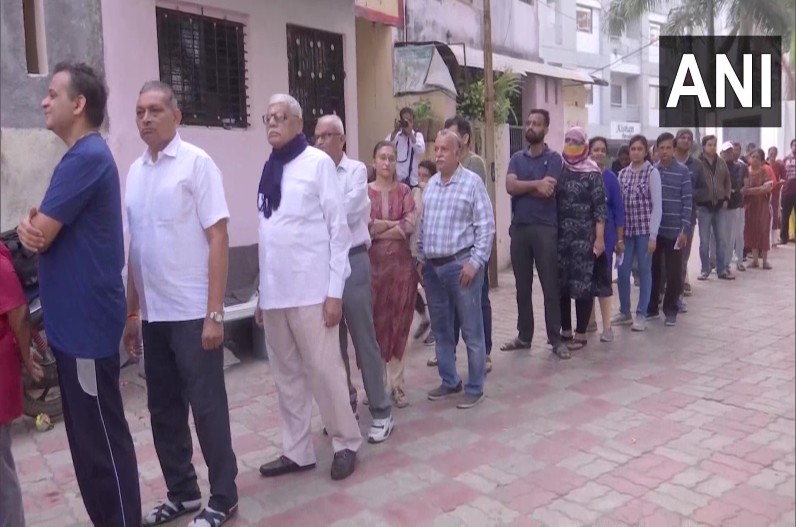 Gujarat Election 2022 Voting LIVE: दूसरे चरण का मतदान, कड़ाके की ठंड में लोगों का देखा जा रहा उत्साह, उम्मीदवारों को होगा इम्तिहान