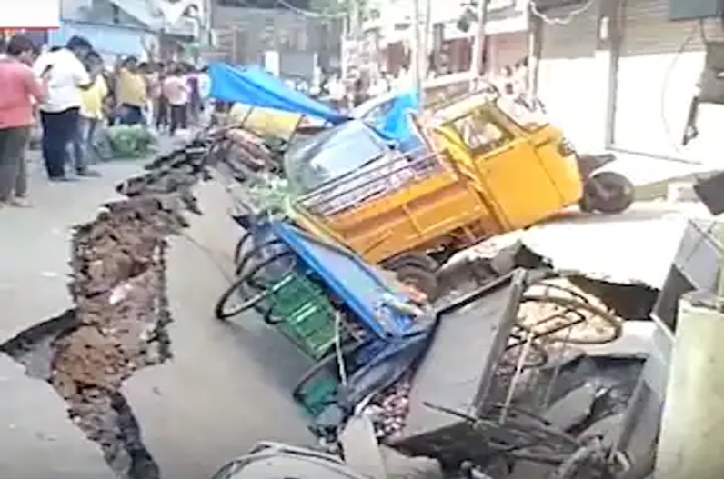 Hyderabad Road Caved VIDEO: जमीन के अंदर समाई बजार की हाइवे रोड, वाहन और दुकानदारों का हुआ ये हाल…. वीडियो वायरल