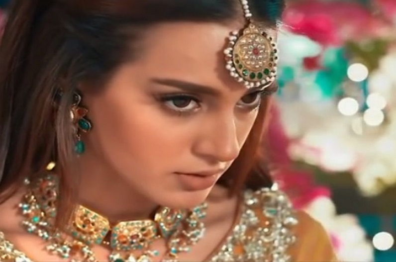 Pakistani actress Iqra Aziz was kissing husband Yasir Hussain in flight, video viral