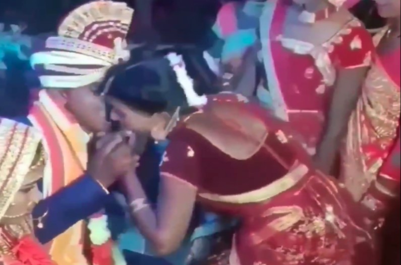 दूल्हे ने साली का हाथ पकड़कर स्टेज पर कर दी ऐसी हरकत, किसी मेहमान ने वायरल कर दिया वीडियो