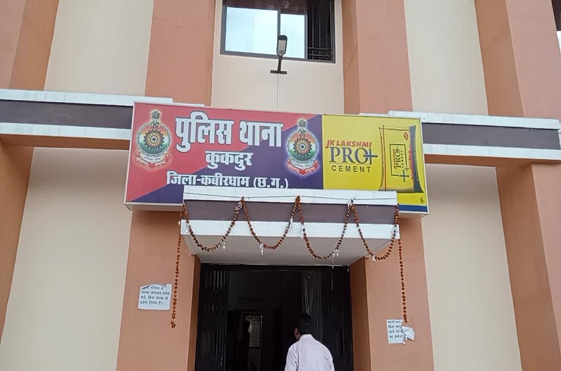 सड़क किनारे पड़ी मिली युवक की लाश, इलाके में मचा हड़कंप, मौके पर पहुंची पुलिस