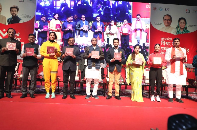 CM शिवराज और केंद्रीय मंत्री अनुराग ठाकुर ने किया खिलाड़ियों का सम्मान, खेलो इंडिया यूथ गेम्स 2022 के प्रतीक चिन्ह का किया अनावरण