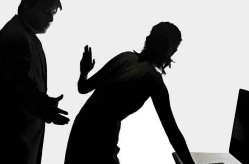 The manager hit the female employee on the hip 'jokingly', had to pay a huge fine of 90 lakhs