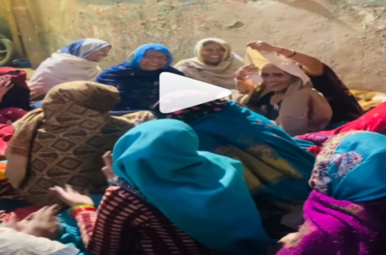 Viral video: ढोलक की बीट में बजा “मेरा दिल ये पुकारे आजा”, गांव कि महिलाओं ने किया भजन के साथ Remix, वायरल हुआ वीडियो