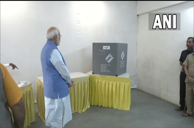 Gujarat Election 2022 Voting: PM Modi ने लाइन खड़े होकर किया मतदान, मतदान केंद्र पहुंचने से पहले किया लोगों का अभिवादन