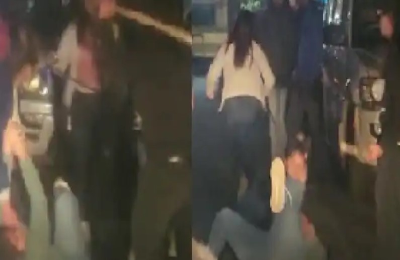 लड़कों की लड़ाई में कुद गईं लड़कियां, बीच सड़क पर फाड़ डाले एक दूसरे के कपड़े, किसी ने वायरल कर दिया वीडियो