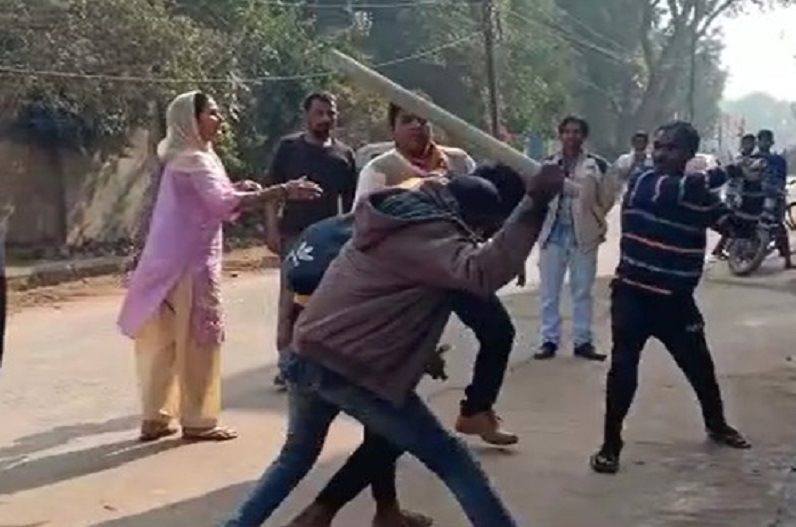 युवक को 300 रुपये मांगना पड़ गया भारी, दोस्तों ने दी ऐसी खौफनाक सजा, देखें वीडियो