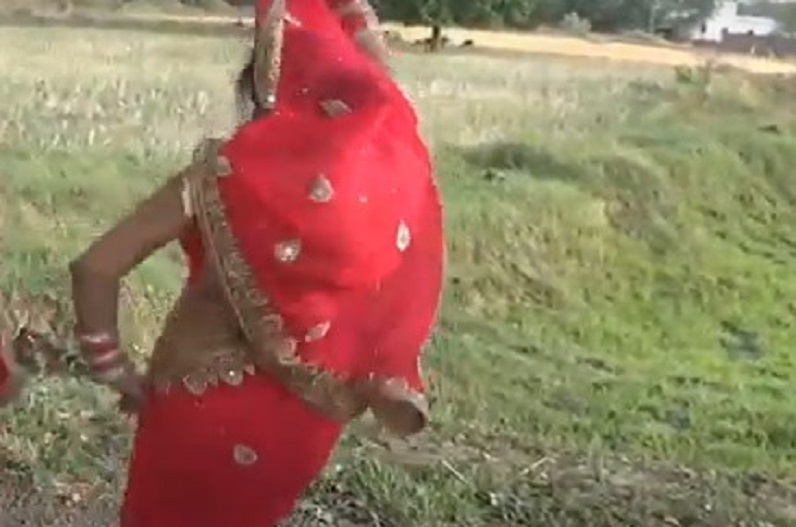 देसी भाभी ने घूंघट में बीच सड़क पर की ऐसी हरकत, सोशल मीडिया पर वायरल हुआ वीडियो