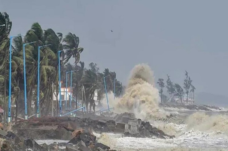 Cyclone Mandous: कई राज्यों में भारी बारिश का ‘रेड अलर्ट’ जारी, सामने आया ‘तूफान’ का पहला वीडियो