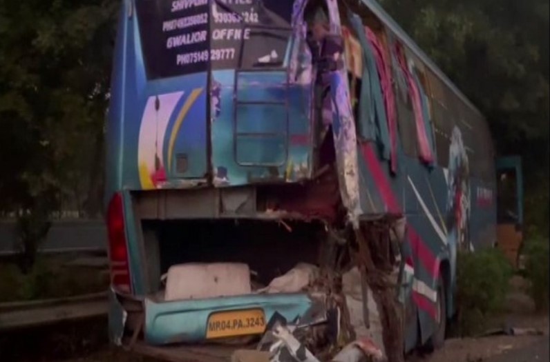 कांप उठी देखने वालों की रूह, एक्सप्रेस वे में दो स्लीपर के बीच हुई जोरदार टक्कर, तीन की मौत
