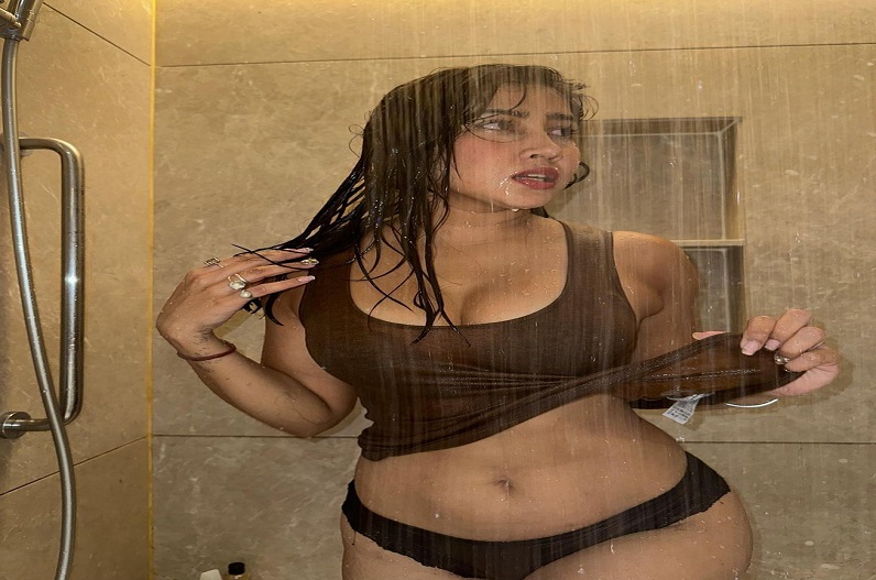 Sofia Ansari bathroom sexy photos viral