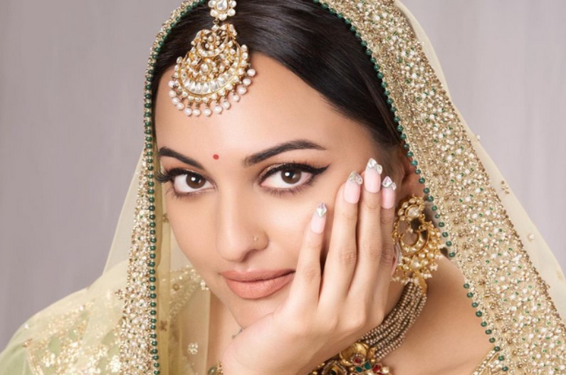 सोनाक्षी सिन्हा ने शादी की अटकलों के बीच दिया बड़ा बयान, कहा- मैं बहुत ही सिंपल दुल्हन बनूंगी, ब्राइडल ड्रेस और मेकअप में शेयर की तस्वीर