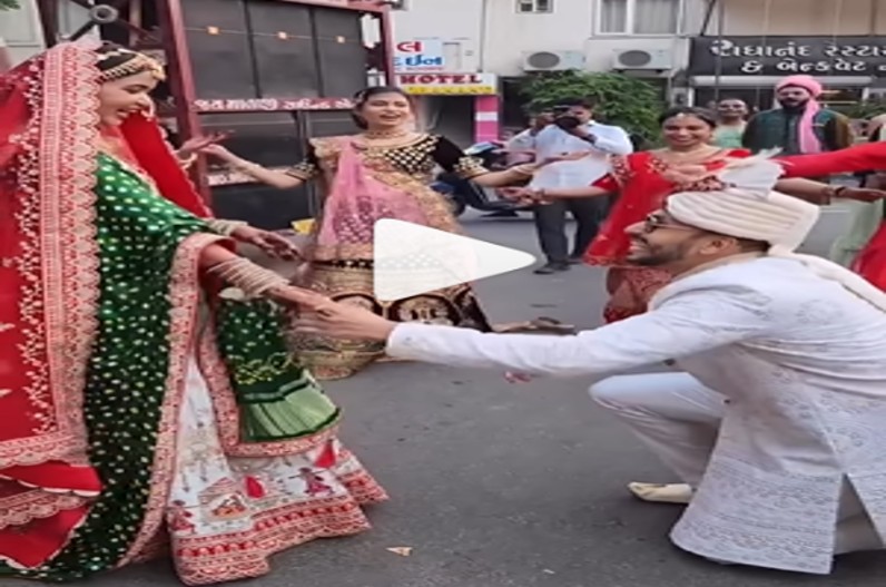 Video: घर के सामने डांस कर दुल्हे ने पूछा “मुझसे शादी करोगी” दुल्हन का जबाब देख, सड़क पर एक्टिवा वाले की थम गई आंखे….देखें वीडियो