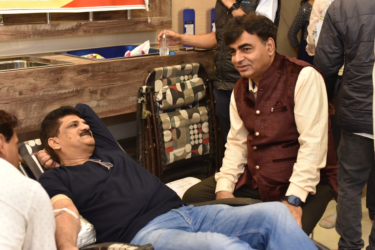 कैंप में 6 घंटे में 110 यूनिट रक्तदान किया गया।