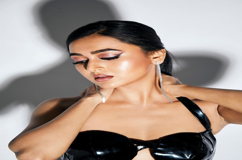 Sexy look of Tejashwi Prakash : तेजस्वी प्रकाश का ये ब्लैक आउटलुक बना देगा दीवाना, देखें उनकी बोल्ड तस्वीरें