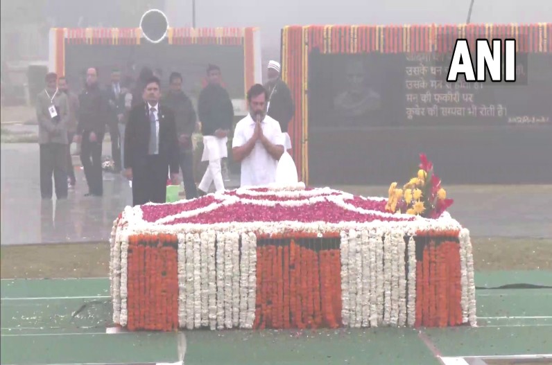 कांग्रेस नेता राहुल गांधी ने सदैव अटल पहुंचकर पूर्व प्रधानमंत्री अटल बिहारी वाजपेयी को श्रद्धांजलि अर्पित की।