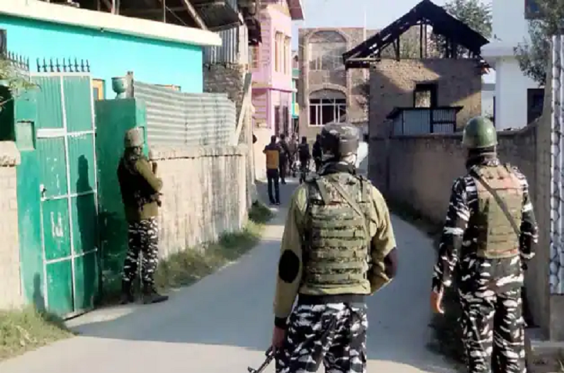 Terrorist attack on J&K Rajouri army camp: जम्मू-कश्मीर के राजौरी सेना कैंप पर आतंकी हमला, गोलीबारी में दो लोगों की मौत