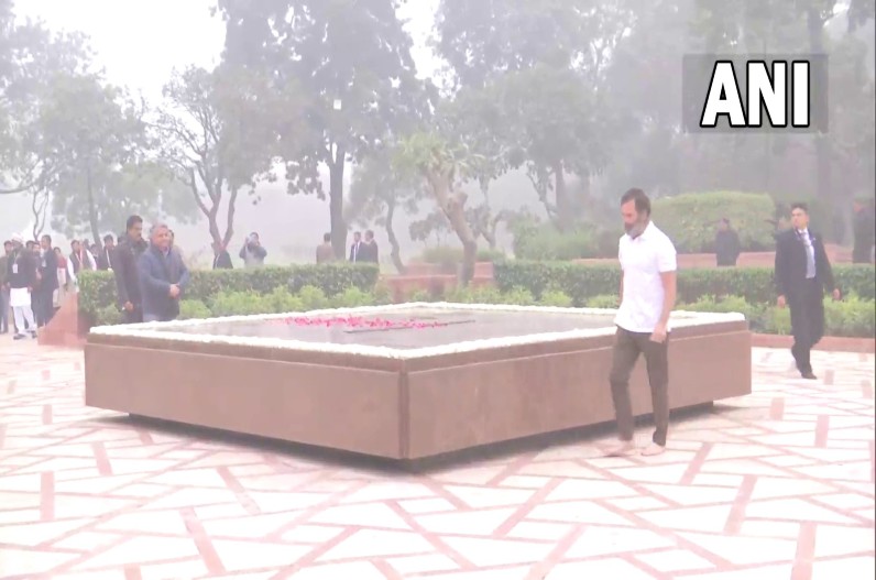 कांग्रेस नेता राहुल गांधी ने विजय घाट पहुंचकर पूर्व प्रधानमंत्री लाल बहादुर शास्त्री को श्रद्धांजलि अर्पित की।