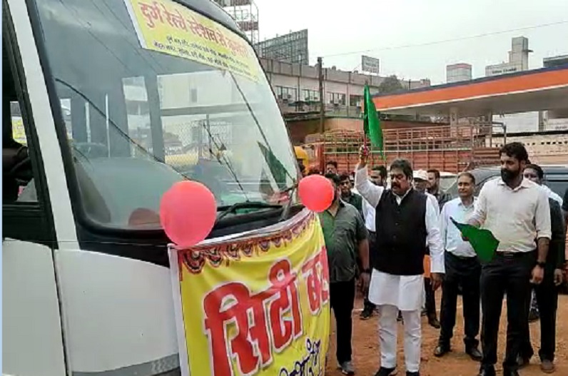 32 महीनों बाद शहर की सड़कों पर दौड़ती नजर आई सिटी बसें, महापौर ने हरी झंडी दिखा कर किया रवाना