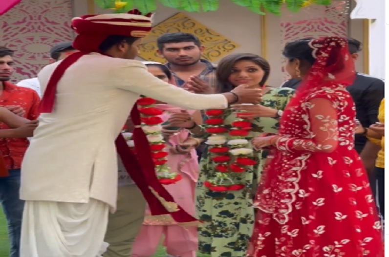 दुल्हन के अरमानों पर फिरा पानी, सबके सामने ही दूल्हे ने सहेली के साथ किया ये काम, मुंह छुपाते रही दुल्हन