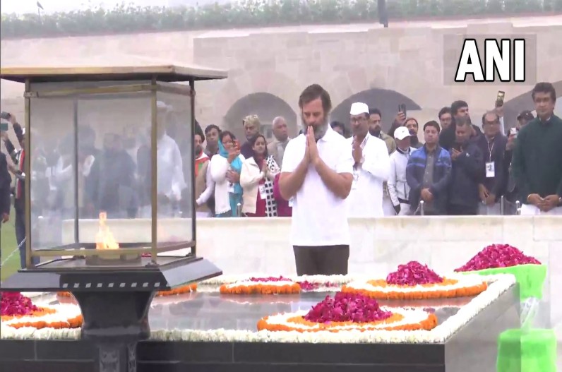 कांग्रेस नेता राहुल गांधी ने राजघाट पहुंचकर महात्मा गांधी को श्रद्धांजलि अर्पित की।
