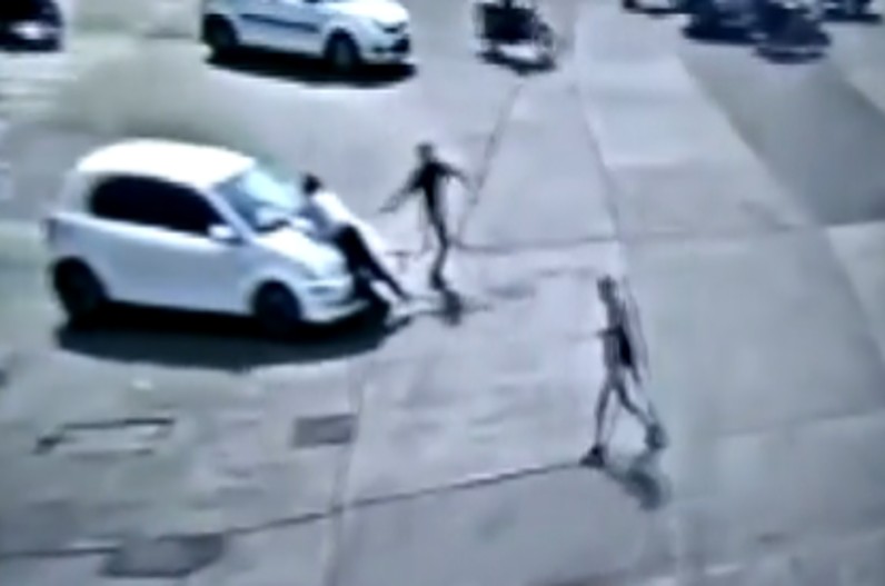 चालान से बचने के लिए पुलिस को धक्का मार कार से घसीटा, वायरल हो रहा ड्राइवर का वीडियो…देखें