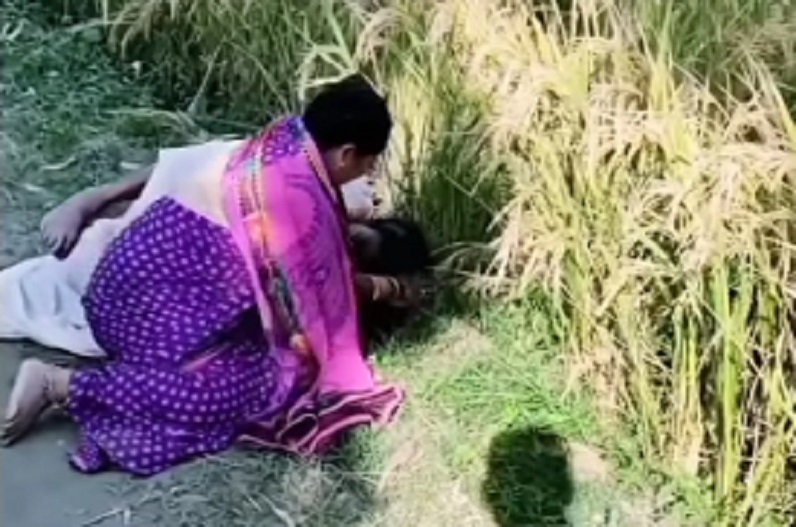 खेत में चाचा-चाची ने किया ऐसा काम, छिपकर किसी ने रिकॉर्ड कर लिया वीडियो और कर दिया वायरल