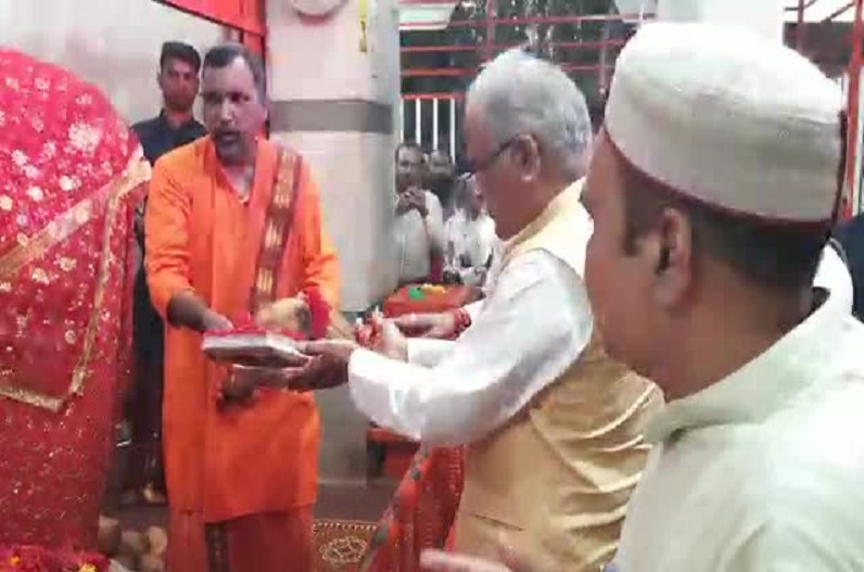 भेंट-मुलाकात कार्यक्रम के बीच चंडी मंदिर पहुंचे सीएम भूपेश बघेल, भालुओं के साथ गुजारा वक्त
