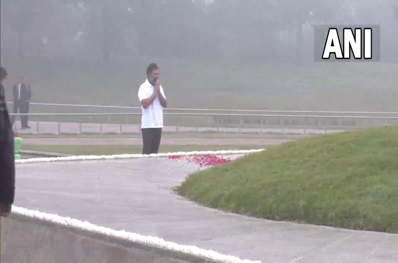 कांग्रेस नेता राहुल गांधी ने शांति वन पहुंचकर पूर्व प्रधानमंत्री जवाहरलाल नेहरू को श्रद्धांजलि अर्पित की।