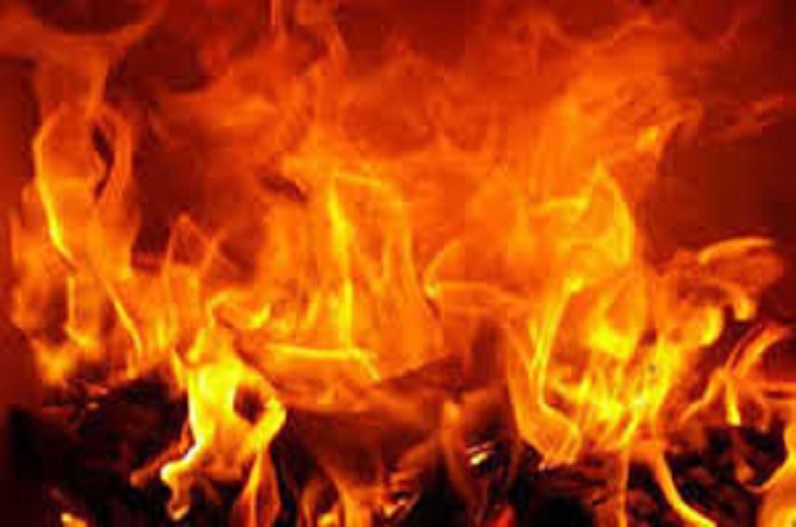 Bhind Fire News : रेडीमेट कपड़े के गोदाम में लगी भीषण आग, लाखों का सामन जलकर हुआ खाक