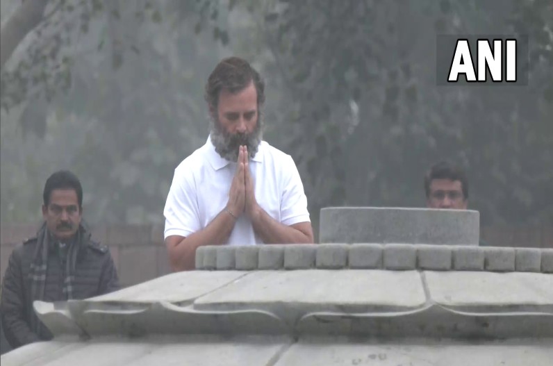 कांग्रेस नेता राहुल गांधी ने वीरभूमि पहुंचकर पूर्व प्रधानमंत्री राजीव गांधी को श्रद्धांजलि अर्पित की।