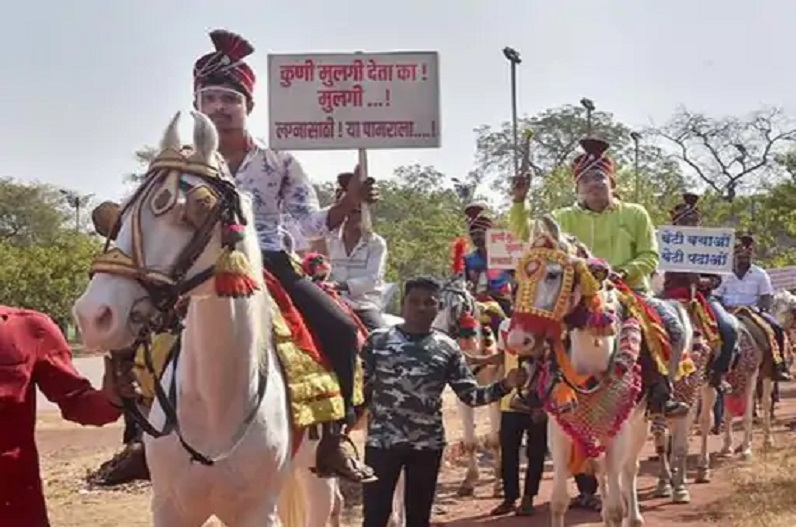 शादी के लिए नहीं मिल रही लड़की, घोड़े पर सवार होकर कलेक्टर ऑफिस पहुंचे कुंवारे लड़के, सरकार से की ये मांग